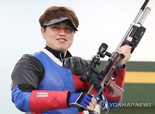 South Korean shooter Jeong You-jin smiles after clinching gold in the men's 10-meter running target event at the 18th Asian Games at Jakabaring Sport City Shooting Range in Palembang, Indonesia, on Aug. 24, 2018. (Yonhap)