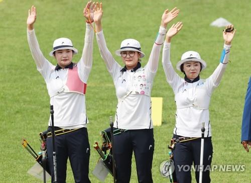 From left: South Korean recurve archers Kang Chae-young, Lee Eun-gyeong and Chang Hye-jin wave to the crowd at GBK Archery Field in Jakarta after winning the women's team event gold medal at the 18th Asian Games on Aug. 27, 2018. (Yonhap)