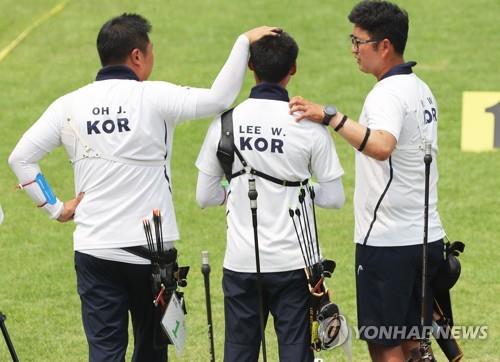 South Korean recurve archers Oh Jin-hyek (L) and Kim Woo-jin (R) console their teammate Lee Woo-seok after the team's loss to Chinese Taipei in the men's team final at the 18th Asian Games at GBK Archery Field in Jakarta on Aug. 27, 2018. (Yonhap)