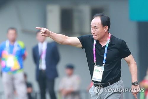 South Korea under-23 football head coach Kim Hak-bum gives direction to his players during the men's football quarterfinal match against Uzbeksitan at Patriot Chandrabhaga Stadium in Bekasi, east of Jakarta, on Aug. 27, 2018. (Yonhap)