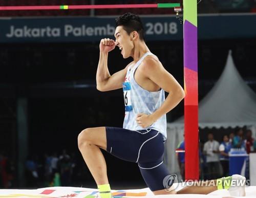 South Korean high jumper Woo Sang-hyeok celebrates a successful attempt en route to winning silver medal at the 18th Asian Games at GBK Main Stadium in Jakarta on Aug. 27, 2018. (Yonhap)