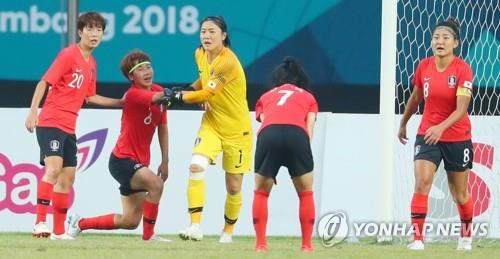 South Korea women's national football team players react after they surrendered a goal to Japan in the women's football semifinal match at the 18th Asian Games at Gelora Sriwijaya Stadium in Palembang, Indonesia, on Aug. 28, 2018. (Yonhap)