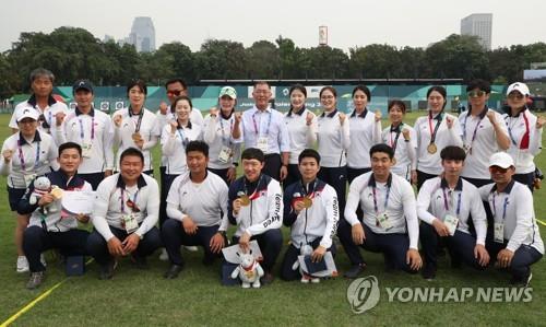South Korean archery medalists at the 18th Asian Games pose for a group photo at GBK Archery Field in Jakarta on Aug. 28, 2018. (Yonhap)