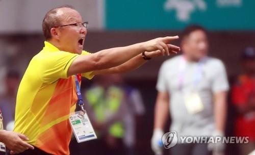 Vietnam football coach Park Hang-seo gives direction to his players during the men's football semifinal match at the 18th Asian Games at the 18th Asian Games at Pakansari Stadium in Cibinong, south of Jakarta, on Aug. 29, 2018. (Yonhap)
