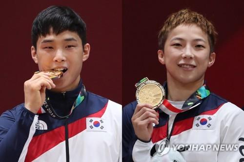 South Korean judokas An Ba-ul (L) and Jeong Bo-kyeong pose with their gold medals from the 18th Asian Games at Jakarta Convention Center Plenary Hall in Jakarta on Aug. 29, 2018. (Yonhap)