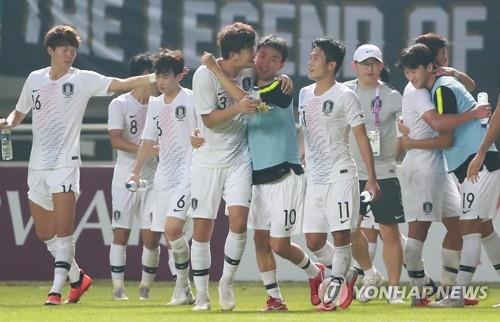 South Korean football players celebrate their 3-1 victory over Vietnam in the semifinals of the 18th Asian Games at Pakansari Stadium in Cibinong, south of Jakarta, on Aug. 29, 2018. (Yonhap)