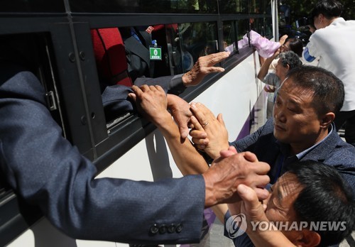 South Korean families bid farewell to their relatives in North Korea after a reunion event at Mount Kumgang on Aug. 26, 2018. (Joint Press Corps-Yonhap)