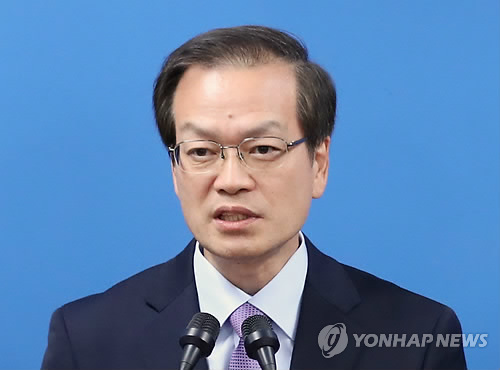 Special prosecutor Huh Ik-bum speaks during a press conference announcing the results of the two-month probe into alleged opinion rigging involving a power blogger and South Gyeongsang Province Gov. Kim Kyoung-soo at the special prosecution's office in southern Seoul on Aug. 27, 2018. (Yonhap)