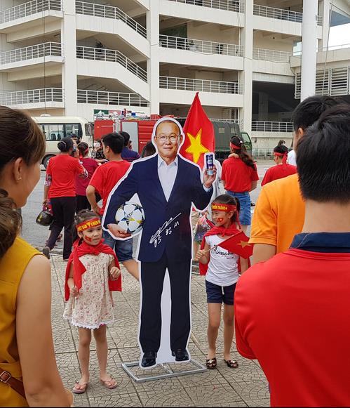 Vietnamese children pose with a cardboard cutout of Park Hang-seo, the South Korean head coach of Vietnam's U-23 national football team, in Hanoi on Sept. 3, 2018. (Yonhap)