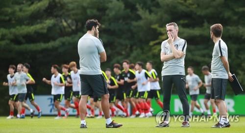 This photo taken on Sept. 4, 2018, shows South Korea national football team head coach Paulo Bento (2nd from L) speaking with his coaching staff during training at the National Football Center in Paju, north of Seoul. (Yonhap)