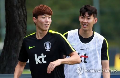 This photo taken on Sept. 4, 2018, shows South Korean football players Son Heung-min (R) and Hwang Ui-jo during training at the National Football Center in Paju, north of Seoul. (Yonhap)