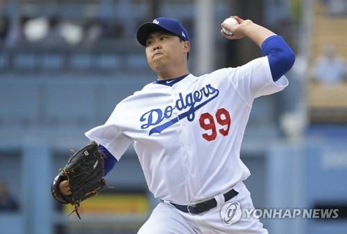 In this Associated Press photo, Ryu Hyun-jin of the Los Angeles Dodgers throws a pitch against the New York Mets in the top of the first inning of a Major League Baseball regular season game at Dodger Stadium in Los Angeles on Sept. 5, 2018. (Yonhap)