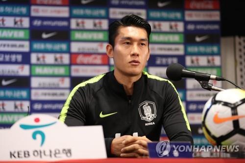 South Korea national football team defender Lee Yong speaks during a press conference at Goyang Stadium in Goyang, north of Seoul, on Sept. 6, 2018, one day ahead of South Korea's friendly football match against Costa Rica. (Yonhap)