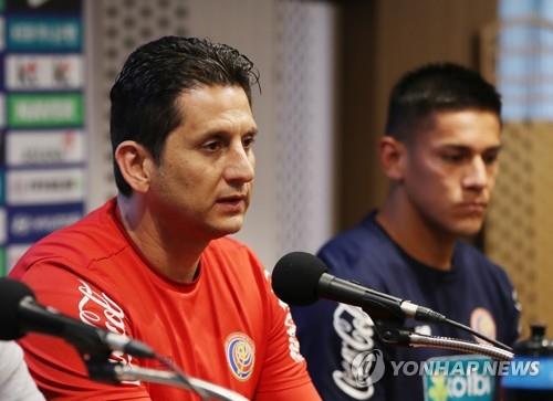 Costa Rica's interim football coach Ronald Gonzalez speaks during a press conference at Goyang Stadium in Goyang, north of Seoul, on Sept. 6, 2018, one day ahead of his team's friendly football match against South Korea. (Yonhap)