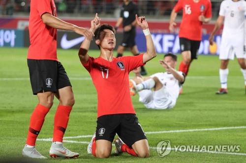 South Korean midfielder Lee Jae-sung (2nd from L) celebrates his goal against Costa Rica in a men's football friendly match at Goyang Stadium in Goyang, Gyeonggi Province, on Sept. 7, 2018. (Yonhap)