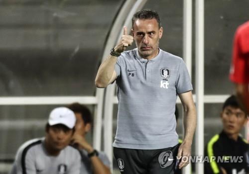 South Korea men's football head coach Paulo Bento gives a thumbs-up during his team's 2-0 victory over Costa Rica in a friendly match at Goyang Stadium in Goyang, Gyeonggi Province, on Sept. 7, 2018. (Yonhap)