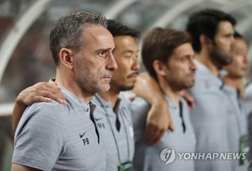South Korea national football team head coach Paulo Bento listens to South Korea's national anthem with his coaching staff ahead of a friendly football match between South Korea and Costa Rica at Goyang Stadium in Goyang, north of Seoul, on Sept. 7, 2018. (Yonhap)