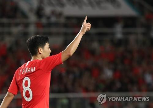 South Korea's attacking midfielder Nam Tae-hee celebrates after scoring a goal in a friendly match against Costa Rica at Goyang Stadium in Goyang, north of Seoul, on Sept. 7, 2018. (Yonhap)