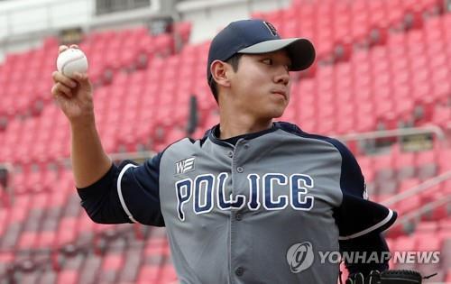 In this file photo from Aug. 20, 2018, Rhee Dae-eun throws a pitch during an open tryout ahead of the annual Korea Baseball Organization draft at KT Wiz Park in Suwon, 45 kilometers south of Seoul. (Yonhap)