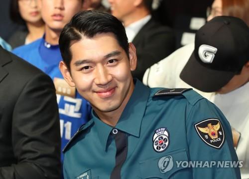 South Korean pitcher Rhee Dae-eun smiles before the start of the annual Korea Baseball Organization draft in Seoul on Sept. 10, 2018. Rhee, a former Chicago Cubs prospect, was selected first overall by the KT Wiz. (Yonhap)