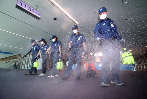 Sanitation workers disinfect the second terminal of Incheon airport, west of Seoul, on Sept. 10, 2018, as part of efforts to stop the spread of Middle East Respiratory Syndrome (MERS). A 61-year-old South Korean man was confirmed a day before to be infected with the MERS virus after traveling to Kuwait via Dubai. (Yonhap)