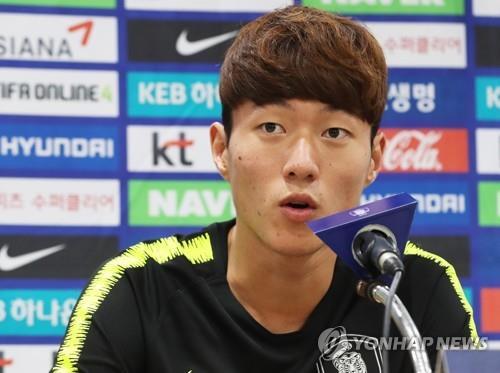 South Korean football striker Hwang Ui-jo speaks at a press conference at Suwon World Cup Stadium in Suwon, south of Seoul, on Sept. 10, 2018, one day ahead of a friendly football match between South Korea and Chile. (Yonhap)
