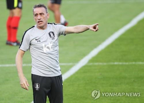 South Korea national football team head coach Paulo Bento gives directions to his players during training at Suwon World Cup Stadium in Suwon, south of Seoul, on Sept. 10, 2018, one day ahead of a friendly football match between South Korea and Chile.