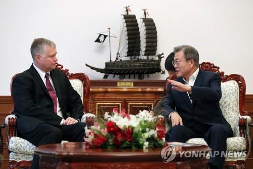 South Korean President Moon Jae-in talks with Stephen Biegun, the State Department's special representative for North Korea, at his office Cheong Wa Dae in Seoul on Sept. 11, 2018, in this photo provided by Cheong Wa Dae. (Yonhap)