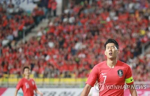 Son Heung-min of South Korea reacts to a missed opportunity against Chile in the teams' friendly football match at Suwon World Cup Stadium in Suwon, 45 kilometers south of Seoul, on Sept. 11, 2018. (Yonhap)
