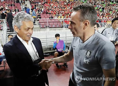 Chile national football team head coach Reinaldo Rueda (L) shakes hands with South Korea head coach Paulo Bento before the kickoff of a friendly football match between their teams at Suwon World Cup Stadium in Suwon, south of Seoul, on Sept. 11, 2018. (Yonhap)