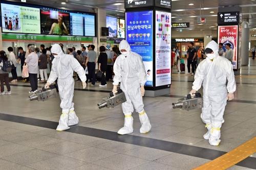 Sanitation workers disinfect Seoul Central Station on Sept. 11, 2018, as part of efforts to stop the spread of Middle East Respiratory Syndrome (MERS). A 61-year-old South Korean man was on Sept. 8 to be infected with the MERS virus after traveling to Kuwait via Dubai. (Yonhap)