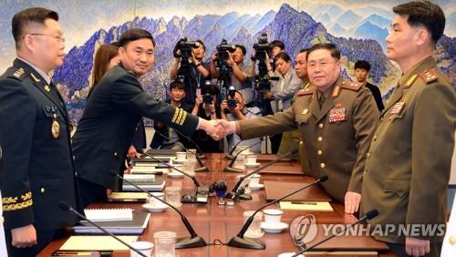 Major Gen. Kim Do-gyun (2nd from L), the chief of South Korea's five-member delegation, shakes hands with Lt. Gen. An Ik-san (2nd from R), the chief of North Korea's delegation, on July 31, 2018, before their talks at the Peace House, a South Korea-controlled building at the truce village of Panmunjom inside the Demilitarized Zone (DMZ) separating the two Koreas, in this photo provided by the Joint Press Corps. (Yonhap)