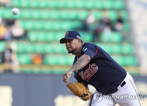 In this file photo from May 8, 2018, Felix Doubront, then of the Lotte Giants, throws a pitch against the LG Twins in a Korea Baseball Organization regular season game at Jamsil Stadium in Seoul. The Giants placed Doubront, a former big-league pitcher, on waivers on Sept. 12, 2018. (Yonhap)