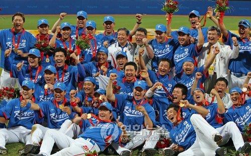 In this file photo taken on Aug. 24, 2008, members of the South Korean national baseball team celebrate their gold medal at the Beijing Summer Olympics following a 3-2 victory over Cuba at Wukesong Baseball Field in Beijing. (Yonhap)