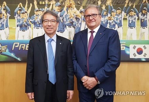 In this photo provided by the Korea Baseball Organization (KBO), Chung Un-chan (L), commissioner of the KBO, and Riccardo Fraccari, president of the World Baseball Softball Confederation (WBSC), pose after a meeting at the KBO headquarters in Seoul on Sept. 13, 2018. (Yonhap)