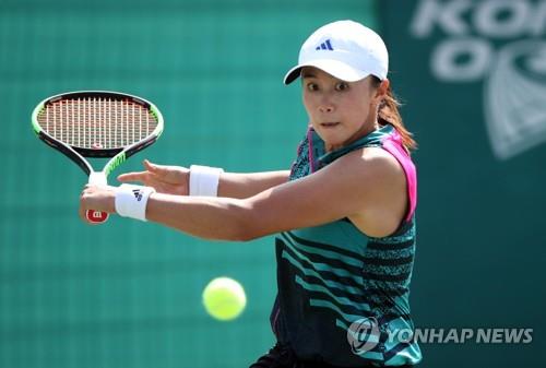 Han Na-lae of South Korea hits a return against Barbora Stefkova of the Czech Republic in a qualifying match for the Korea Open tournament on the Women's Tennis Association Tour at Olympic Park Tennis Center in Seoul on Sept. 17, 2018. (Yonhap)