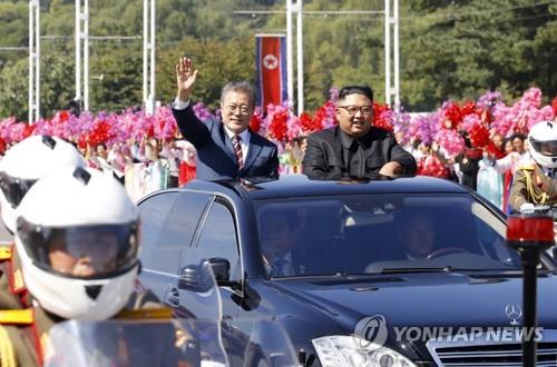 South Korean President Moon Jae-in (L) and North Korean leader Kim Jong-un ride in a motorcade through Pyongyang ahead of their third summit on Sept. 18, 2018. (Pool photo) (Yonhap)