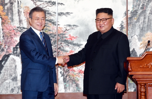 South Korean President Moon Jae-in (L) and North Korean leader Kim Jong-un shake hands after holding a joint press conference at the North's state guesthouse Paekhwawon in Pyongyang on Sept. 19, 2018, to announce the outcome of their bilateral summit there. (Joint Press Corps-Yonhap)