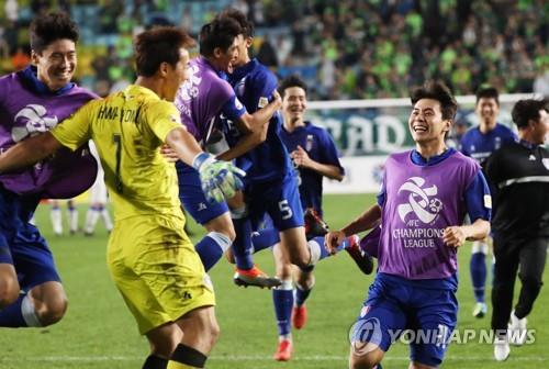 Suwon Samsung Bluewings goalkeeper Shin Hwa-yong (L) celebrates with his teammates after they beat Jeonbuk Hyundai Motors on penalties in their Asian Football Confederation (AFC) Champions League quarterfinal match at Suwon World Cup Stadium in Suwon, Gyeonggi Province, on Sept. 19, 2018. (Yonhap)