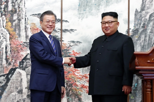 South Korean President Moon Jae-in (L) and North Korean leader Kim Jong-un shake hands after holding a joint press conference in Pyongyang on Sept. 19, 2018, to announce the outcome of their bilateral summit that began the previous day. (Joint Press Corps-Yonhap)