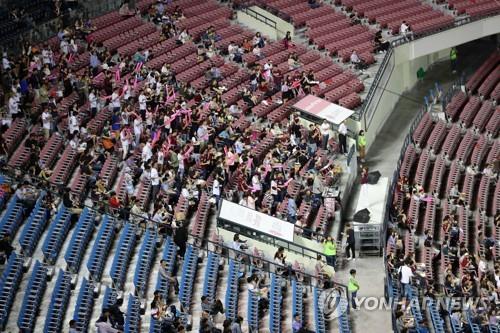 This file photo from Sept. 12, 2018, shows swathes of empty seats during a Korea Baseball Organization (KBO) regular season game between the LG Twins and the Nexen Heroes at Jamsil Stadium in Seoul. Data showed on Sept. 27, 2018, that KBO's attendance in September nosedived 20.9 percent from a year ago. (Yonhap)