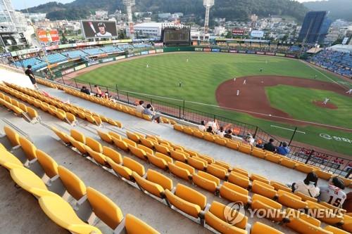 This file photo from July 25, 2018, shows empty sections at Hanwha Life Eagles Park in Daejeon, 160 kilometers south of Seoul, during a Korea Baseball Organization (KBO) regular season game between the Hanwha Eagles and the Kia Tigers. The KBO said attendance in July fell 12 percent compared with a year ago amid a record-breaking heat wave. (Yonhap)