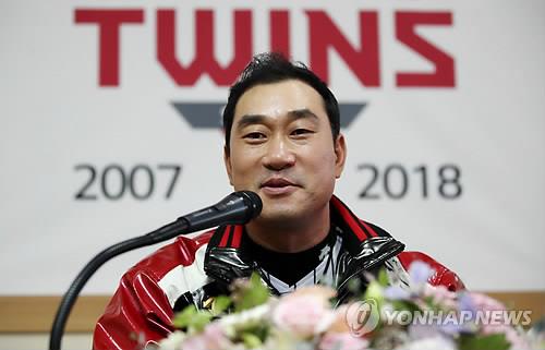 LG Twins' pitcher Bong Jung-keun speaks at his retirement press conference at Jamsil Stadium in Seoul on Sept. 28, 2018. (Yonhap)
