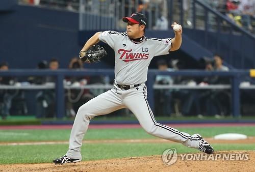 In this file photo from Oct. 14, 2016, Bong Jung-keun, then pitching for the LG Twins, throws a pitch against the Nexen Heroes in the bottom of the sixth inning of a Korea Baseball Organization postseason game at Gocheok Sky Dome in Seoul. Bong retired from baseball at age 38 on Sept. 28, 2018. (Yonhap)