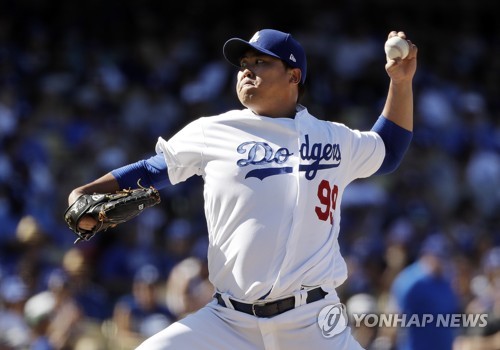 In this Associated Press photo, Los Angeles Dodgers starting pitcher Ryu Hyun-jin throws to the San Diego Padres during the fifth inning of a Major League Baseball regular season game at Dodger Stadium in Los Angeles on Sept. 23, 2018. (Yonhap)