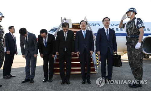 Chung Eui-yong (3rd from R), a special envoy of South Korean President Moon Jae-in to North Korea, bows before heading for Pyongyang from Seoul's Seongnam airport on Sept. 5, 2018, along with four other members of a high-profile delegation. They are Vice Unification Minister Chun Hae-sung (2nd from R); Chung; National Intelligence Service Director Suh Hoon (C); Kim Sang-gyun (3rd from L), a senior NIS official; and Yun Kun-young (2nd from L), presidential secretary for state affairs. (Yonhap)