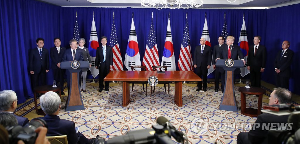 South Korean President Moon Jae-in (third from L, at podium) and U.S. President Donald Trump (second from R, at podium) hold a joint press conference before signing a joint statement welcoming the conclusion of negotiations to revise the South Korea-U.S. free trade agreement in New York on Sept. 24, 2018. (Yonhap)