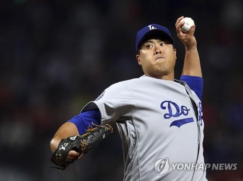In this Associated Press photo, Ryu Hyun-jin of the Los Angeles Dodgers throws a pitch against the San Francisco Giants in the bottom of the first inning of a Major League Baseball regular season game at AT&T Park in San Francisco on Sept. 28, 2018. (Yonhap)
