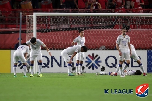 This photo provided by the K League shows Suwon Samsung Bluewings players after conceding a goal to Kashima Antlers in their Asian Football Confederation Champions League (ACL) semifinal match first leg at Kashima Stadium in Kashima, Japan, on Oct. 3, 2018. (Yonhap)