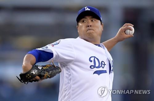 In this Associated Press photo, Ryu Hyun-jin of the Los Angeles Dodgers throws a pitch against the Atlanta Braves in the top of the first inning of Game 1 of the National League Division Series at Dodger Stadium in Los Angeles on Oct. 4, 2018. (Yonhap)